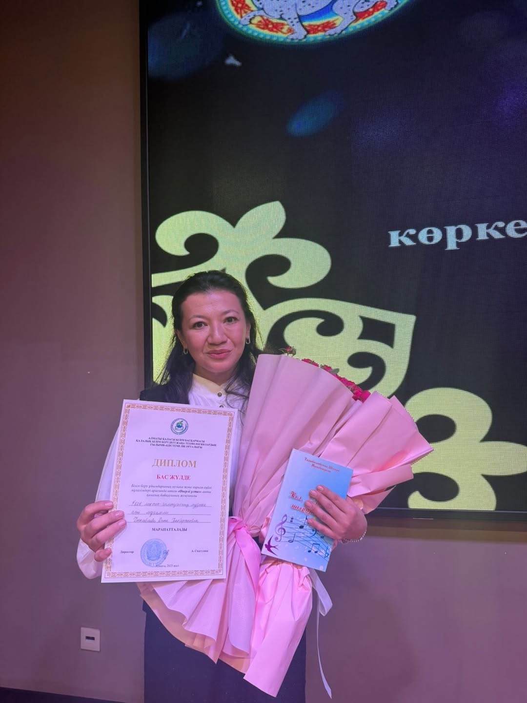“Өнерлі ұстаз” байқауының ҚАЛАЛЫҚ кезеңінде Бас Жүлдені №206 мектеп-гимназиясының музыка пәнінің мұғалімі ЧЫКАБАЕВА ДАНА БАҚБЕРГЕНҚЫЗЫ  жеңіп алды!