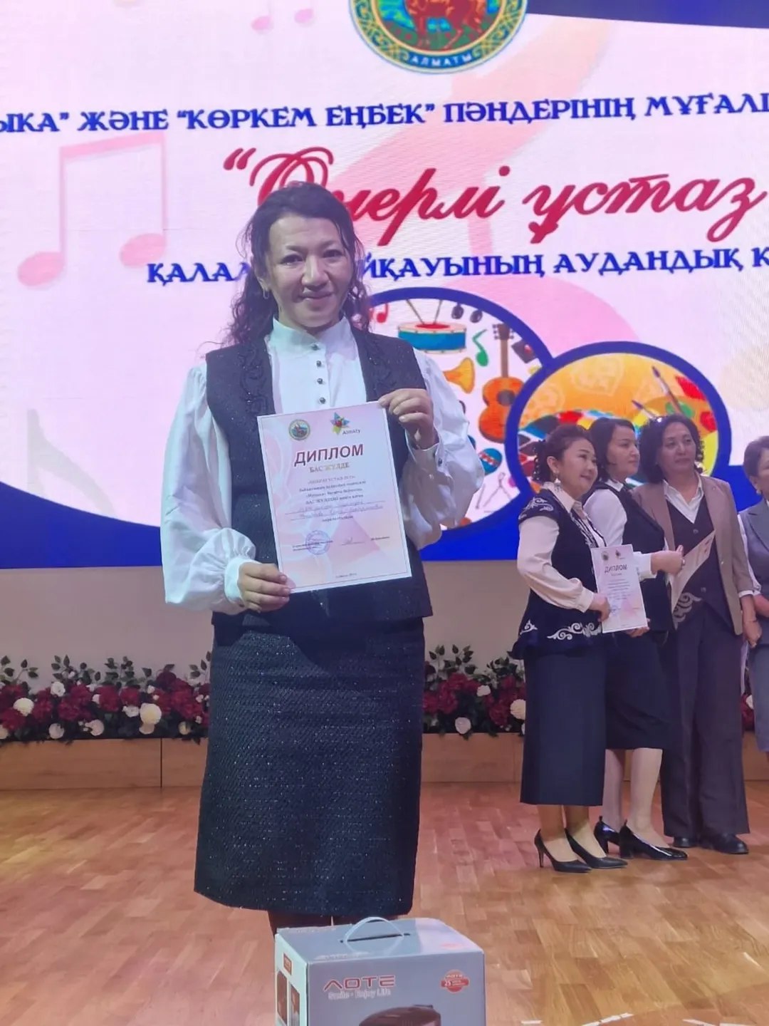 «Өнерлі ұстаз» қалалық байқауының аудандық кезеңінде Бас жүлдені №206 мектеп-гимназиясының музыка пәнінің мұғалімі Чыкабаева Дана Бақбергенқызы жеңіп алды!